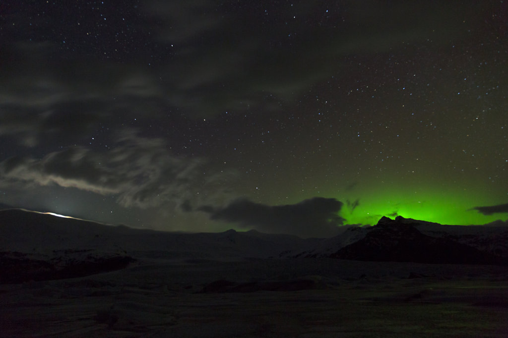 Monduntergang und Nordlichter über Fjallsarlon