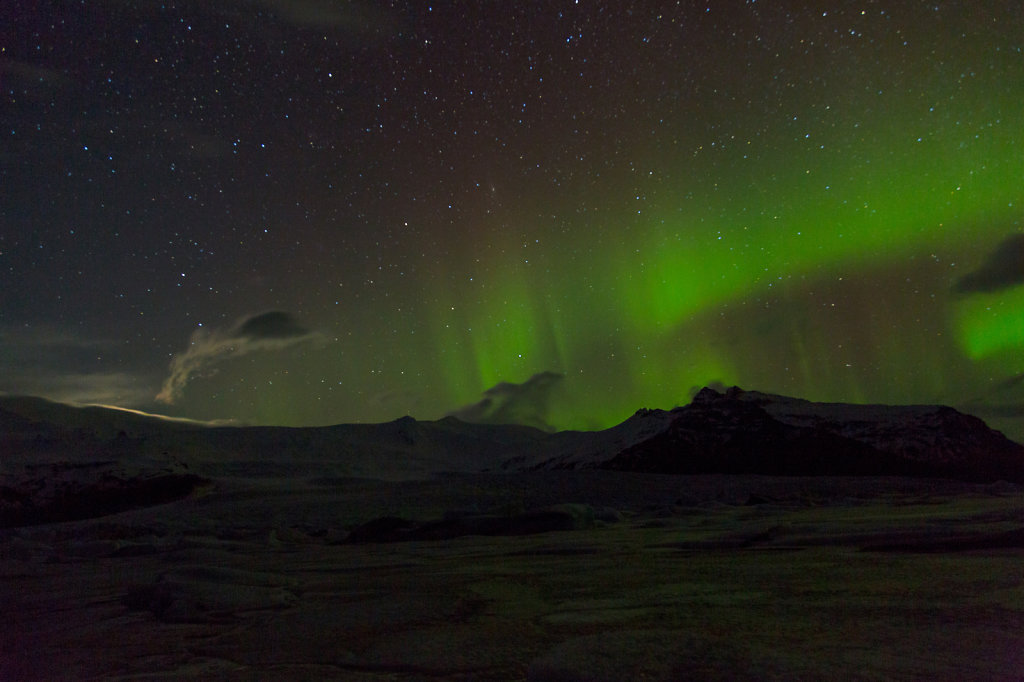 Mond und Nordlichter über Fjallsarlon